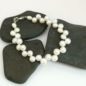 7" White freshwater Button Pearl  bracelet 🆕